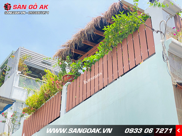 Thi công lắp đặt thanh đa năng gỗ nhựa làm hàng rào ban công rất dễ dàng và nhanh chóng