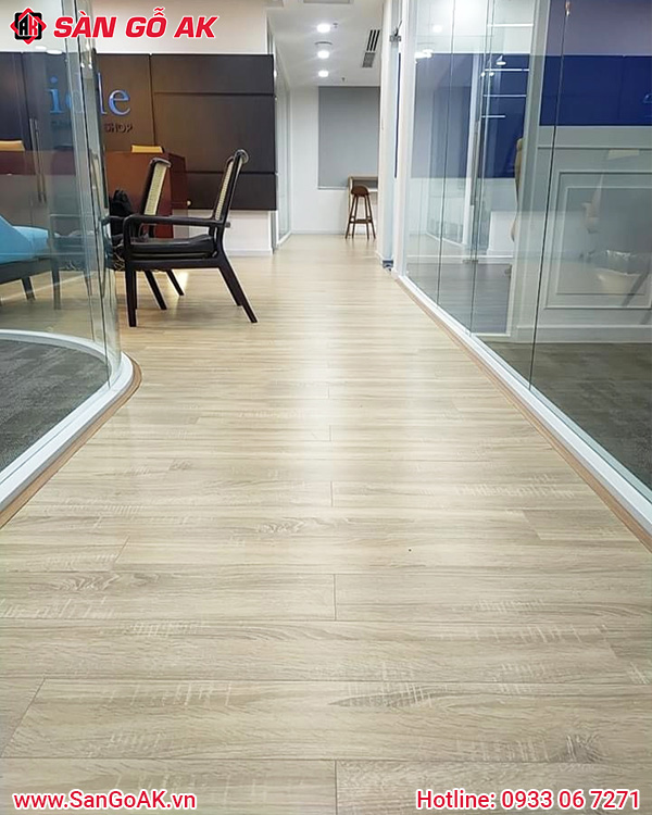 Lát Sàn Gỗ Công Nghiệp Cho Cửa Hàng Hạn Chế Trầy Xước