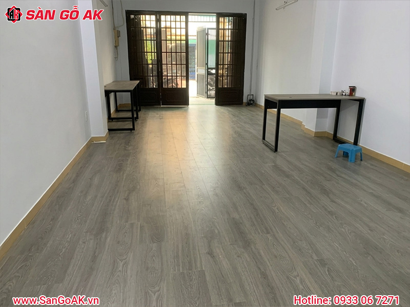 Phòng Khách Sang Trọng Với Sàn Gỗ Công Nghiệp