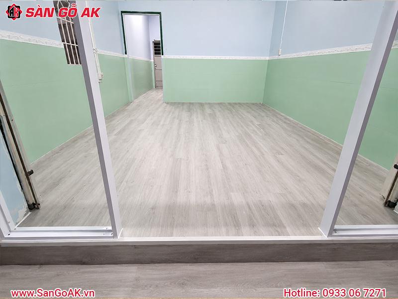 Cải Tạo Phòng Khách Cũ Bằng Sàn Nhựa Dán Keo Giả Gỗ Xám