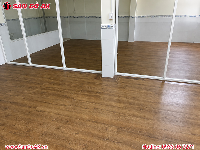 Lát Sàn Nhựa Dán Keo Cho Trường Học Chống Trầy Tốt
