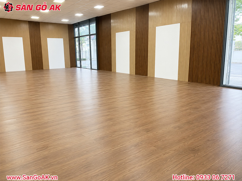 Thi công lót sàn nhựa dán keo cho công ty tại TPHCM