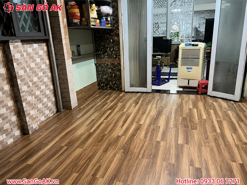Sàn Nhựa Dán Keo Giả Gỗ Mang Đến Vẻ Đẹp Tự Nhiên Cho Phòng Khách