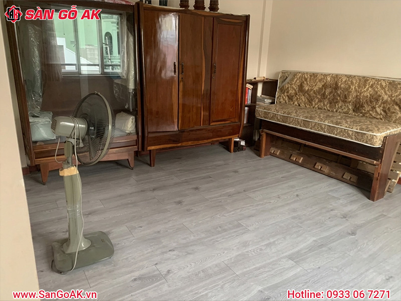 Cải Tạo Phòng Khách Sang Trọng Với Sàn Gỗ Công Nghiệp