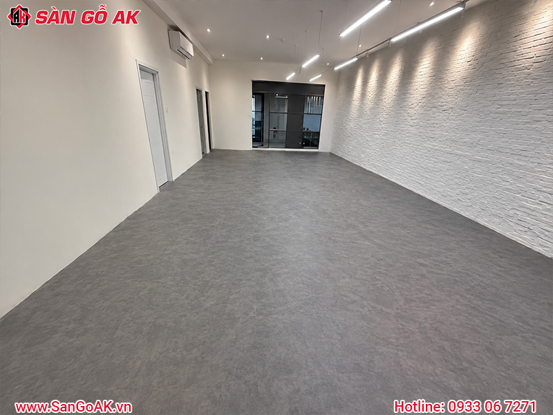Sàn Nhựa Hèm Khóa Giả Gỗ Cho Cửa Hàng Tạo Cảm Giác Cao Cấp