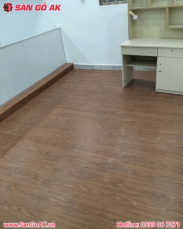 Thi Công Sàn Nhựa Hèm Khóa Giả Gỗ Cho Phòng Ngủ