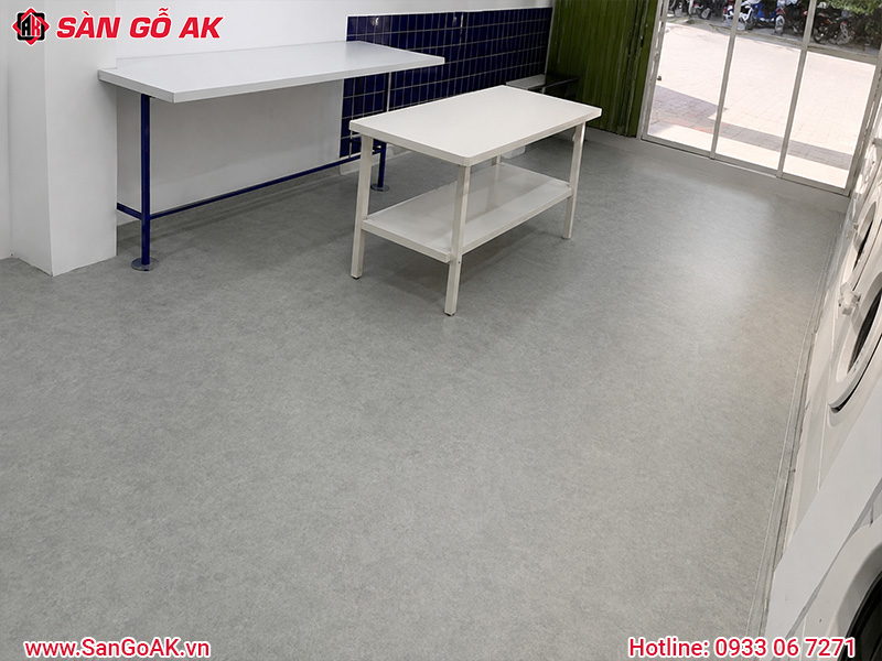 Thi Công Lót Sàn Nhựa Hèm Khóa Cho Cửa Hàng Kinh Doanh