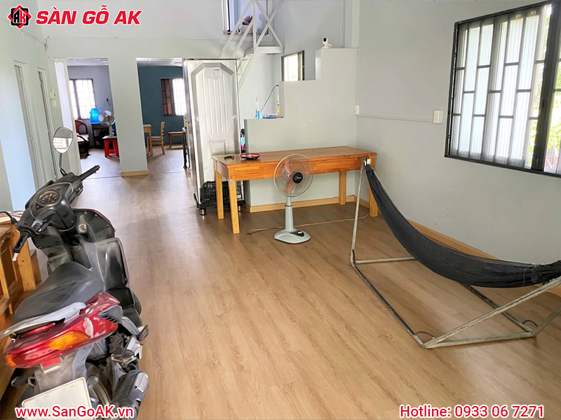 Khám Phá Màu Sàn Nhựa Hèm Khóa Phù Hợp Với Phòng Khách