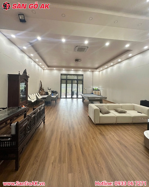 Sàn Nhựa Hèm Khóa Vân Gỗ Sáng Cho Phòng Khách Rộng Rãi
