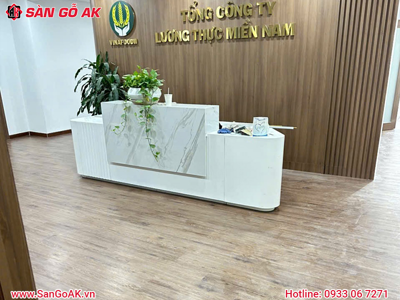 Trang trí khu vực quầy lễ tân với sàn nhựa dán keo vân gỗ