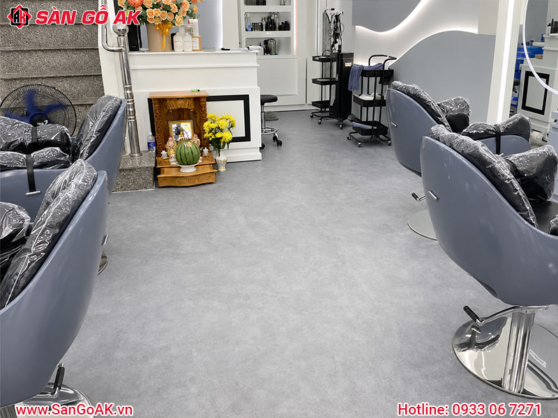 Trang trí tiệm hớt tóc sang trọng, đẳng cấp bằng sàn nhựa xi măng xám