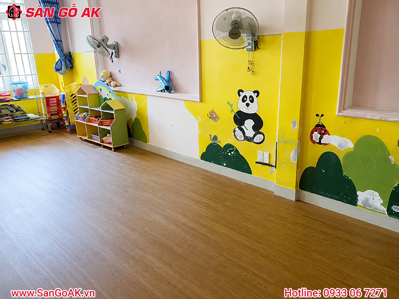 Đội Ngũ Lát Sàn Nhựa Dán Keo Cho Trường Học Kinh Nghiệm