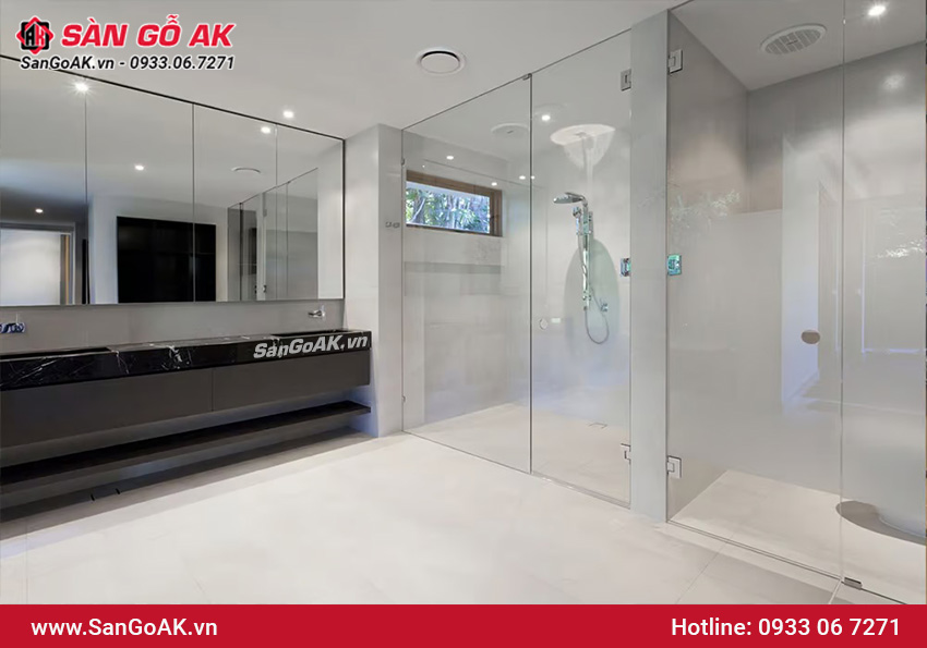 Vách ngăn kính có rủi ro nổ vỡ nên độ an toàn không bằng vách nhựa