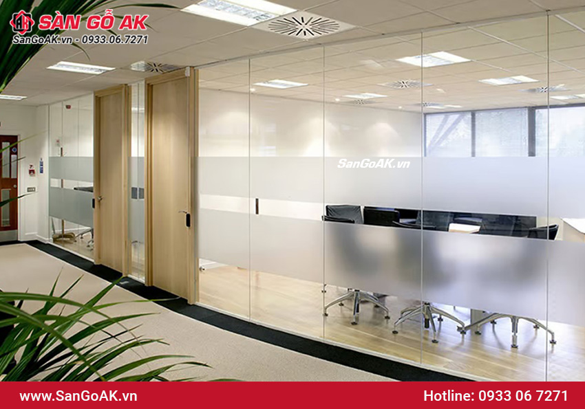 Vách ngăn kính giúp không gian trong rộng hơn và chịu lực tốt hơn