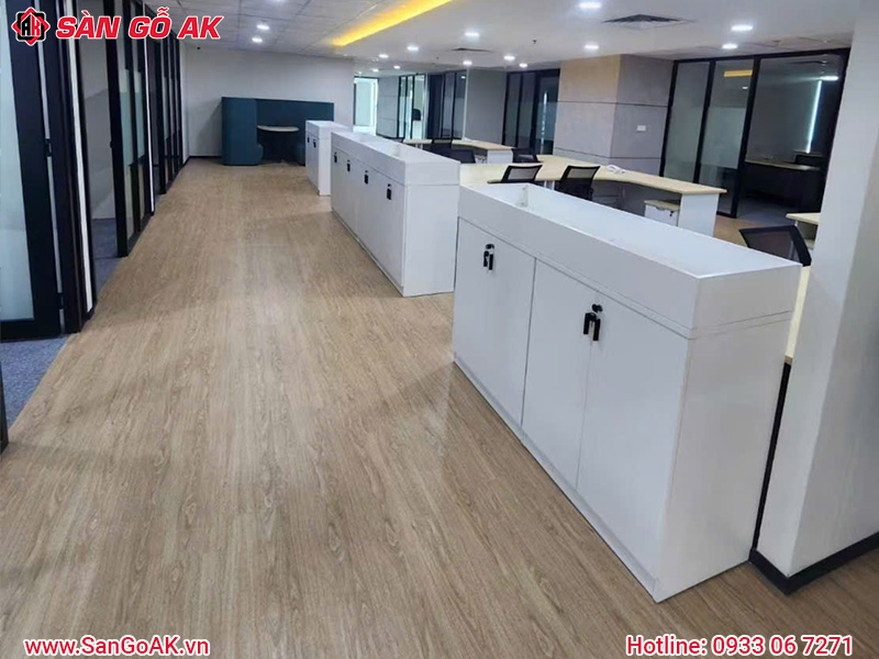 Văn phòng lót sàn nhựa giả gỗ sang trọng, hiện đại