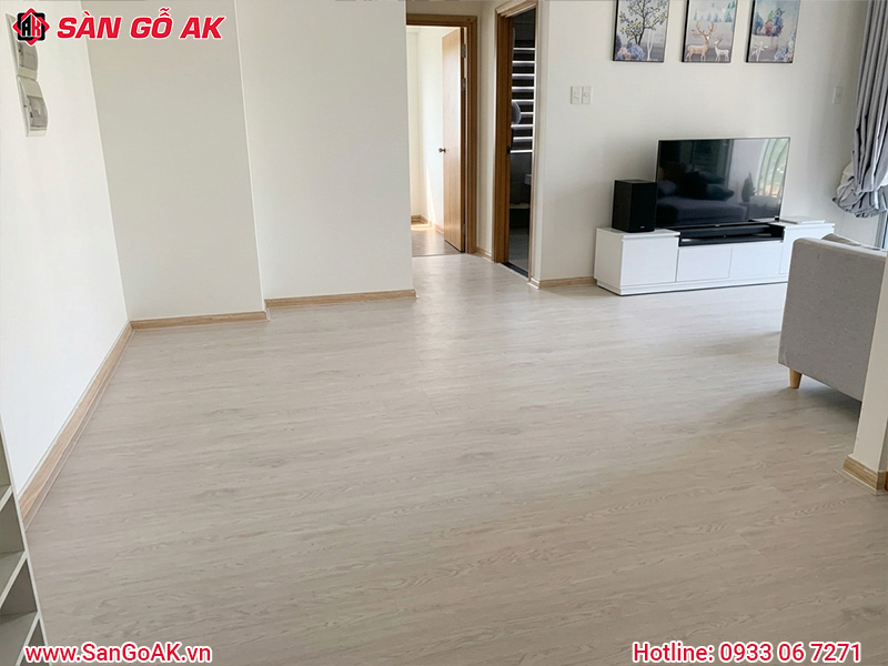Tạo Điểm Nhấn Phòng Khách Với Sàn Nhựa Hèm Khóa Vân Gỗ